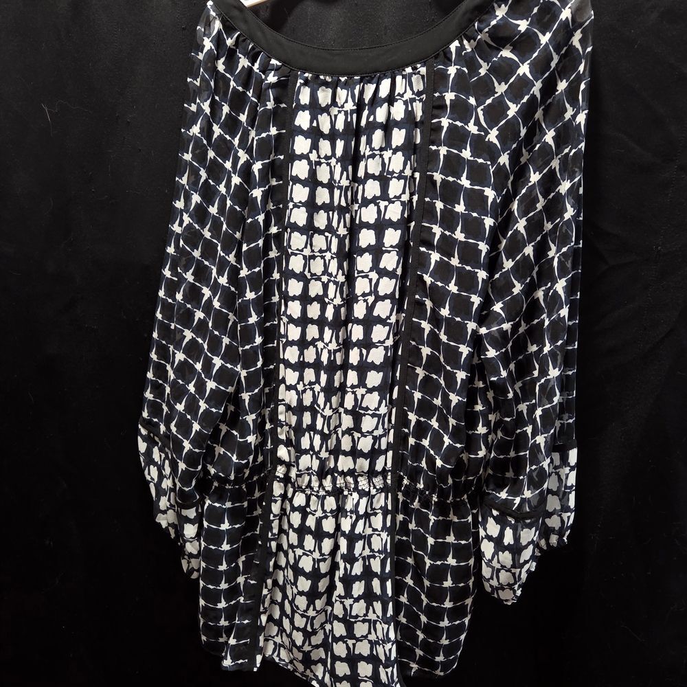 Calvin Klein Sheer Chiffon Blouse/Tunic
Elevate your wardrobe with this stylish - Picture 9 of 11